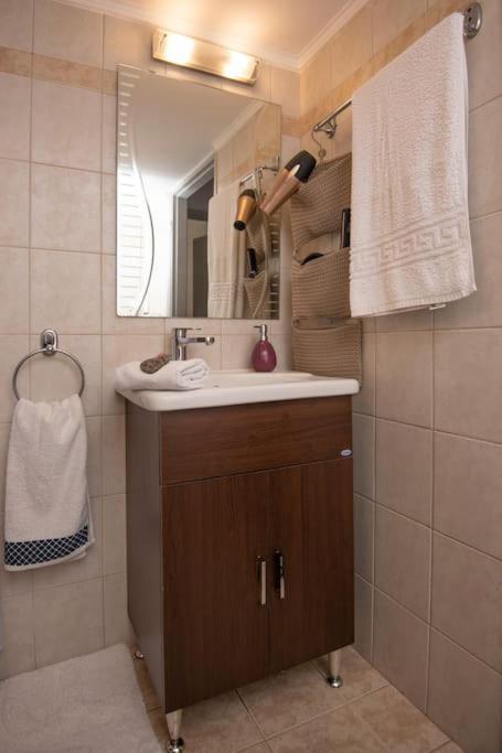 Lovely,Central, Spacious 2-Bedrooms Apartment Pireusz Kültér fotó