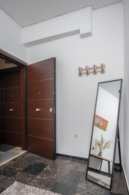 Lovely,Central, Spacious 2-Bedrooms Apartment Pireusz Kültér fotó