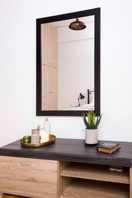 Lovely,Central, Spacious 2-Bedrooms Apartment Pireusz Kültér fotó