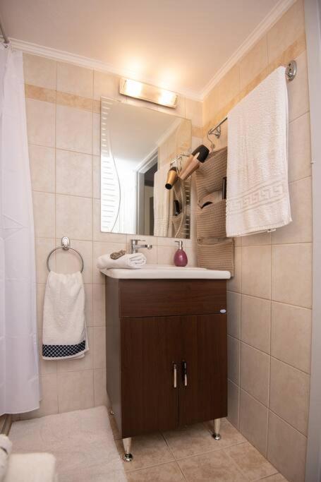 Lovely,Central, Spacious 2-Bedrooms Apartment Pireusz Kültér fotó