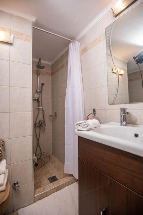 Lovely,Central, Spacious 2-Bedrooms Apartment Pireusz Kültér fotó
